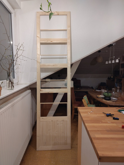 Compress_20240301_180334_4350.jpg (1.37 MiB) 5950 mal betrachtet Der linke Seitenrahmen hat unten eine massive Wand, da hier ein Schrank für Futter sein soll.