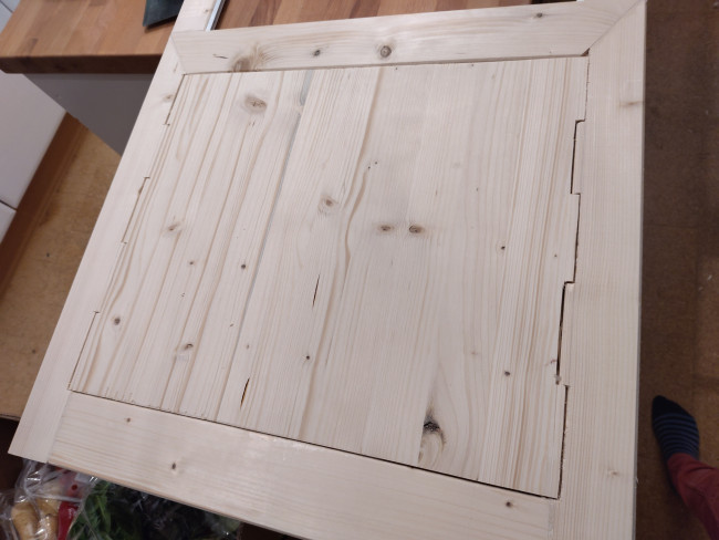 Bei dem Brett für die Seitenwand vom Schrank habe ich wieder mit Holzverbindungen gearbeitet. Hier ist es eine Art Überblattung links und rechts. Das Brett wurde dann einfach im Rahmen eingelassen und verleimt.